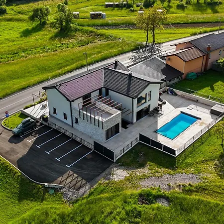 Luxury Private With Pool & Hot Tub- Perfect For Families And Friends Dolenje pri Jelsanah