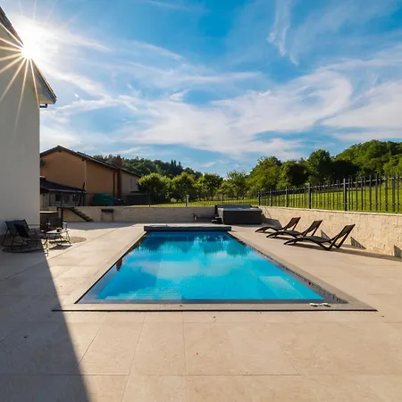 Villa Luxury Private With Pool & Hot Tub- Perfect For Families And Friends *