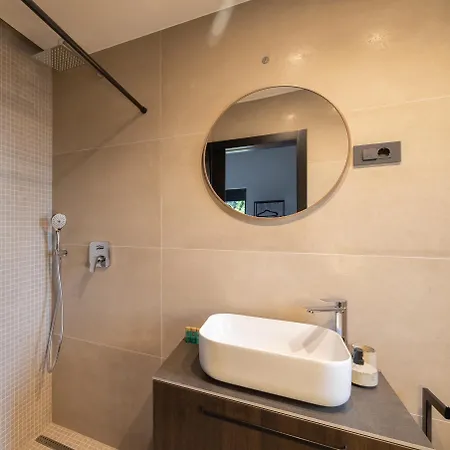 Luxury Private With Pool & Hot Tub- Perfect For Families And Friends Vila Dolenje pri Jelsanah