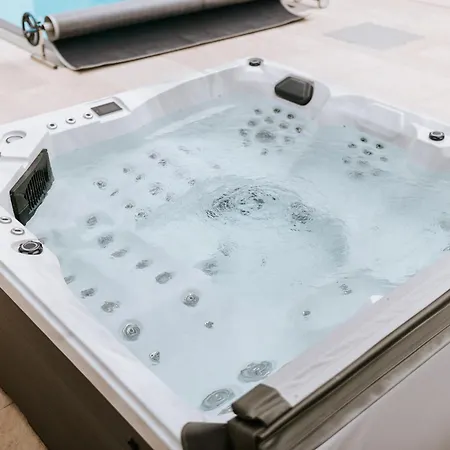 Villa Luxury Private With Pool & Hot Tub- Perfect For Families And Friends Dolenje pri Jelsanah