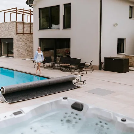 Luxury Private With Pool & Hot Tub- Perfect For Families And Friends * Dolenje pri Jelsanah