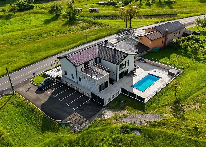 Luxury Private With Pool & Hot Tub- Perfect For Families And Friends Dolenje pri Jelsanah