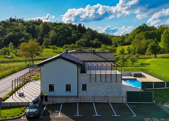 Luxury Private With Pool & Hot Tub- Perfect For Families And Friends Willa Dolenje pri Jelsanah