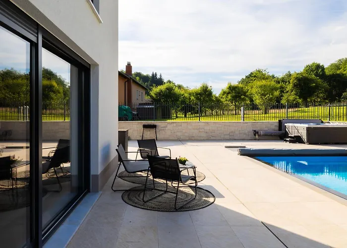 Luxury Private With Pool & Hot Tub- Perfect For Families And Friends * Dolenje pri Jelsanah