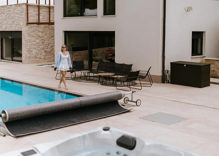 Luxury Private With Pool & Hot Tub- Perfect For Families And Friends * Dolenje pri Jelsanah